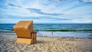Strandkorb am Strand.