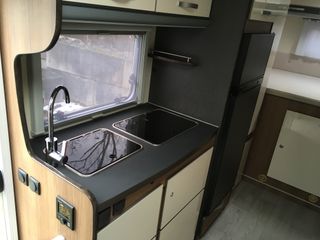 Wohnmobil mit Alkoven - Kochecke