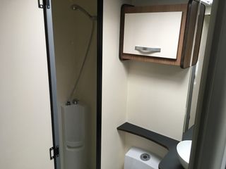 Wohnmobil mit Alkoven - Bad