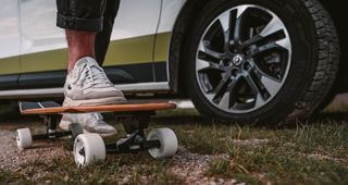 Skateboard vor Camper